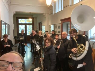 Harmonie vlak voor hun optreden op het verzusteringsjubileum